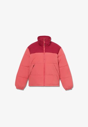 Puchowa kurtka w intensywnym różowym kolorze, z wysokim kołnierzem, zapięciem na zamek oraz kolorowymi blokami, z ciemniejszymi akcentami na ramionach.