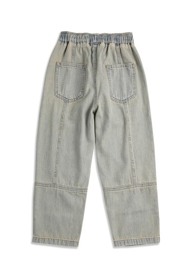 Pantalon en denim gris clair avec taille élastique, deux poches arrière et coutures aux genoux, présenté à plat sur un fond blanc.