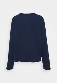 Sweatshirt bleu marine à manches longues, col rond et coupe décontractée. Tissu texturé, sans motifs ni éléments en métal visibles.