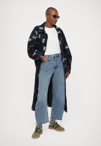FRAME THE BUBBLE CROP - Relaxed fit jeans - blue