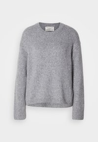 Pull en laine gris clair à manches longues avec col rond, poignets et ourlet côtelés, présenté sur un fond blanc uni.