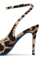 Sandalo con tacco alto in stampa leopardata, con tomaia in tessuto testurizzato, interno blu e una sottile cinghia alla caviglia fissata da una fibbia dorata.