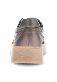 Brauner Ledersneaker mit strukturiertem, abgerundetem Absatz und einer hellen, gerillten Sohle. Schnürdesign mit glatter Oberfläche und minimalen Akzenten.