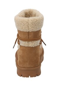 Bottine en suede marron avec un col en fourrure crème, dessus arrondi, fermeture lacée et semelle en caoutchouc texturé. La vue arrière met en valeur les détails de couture.