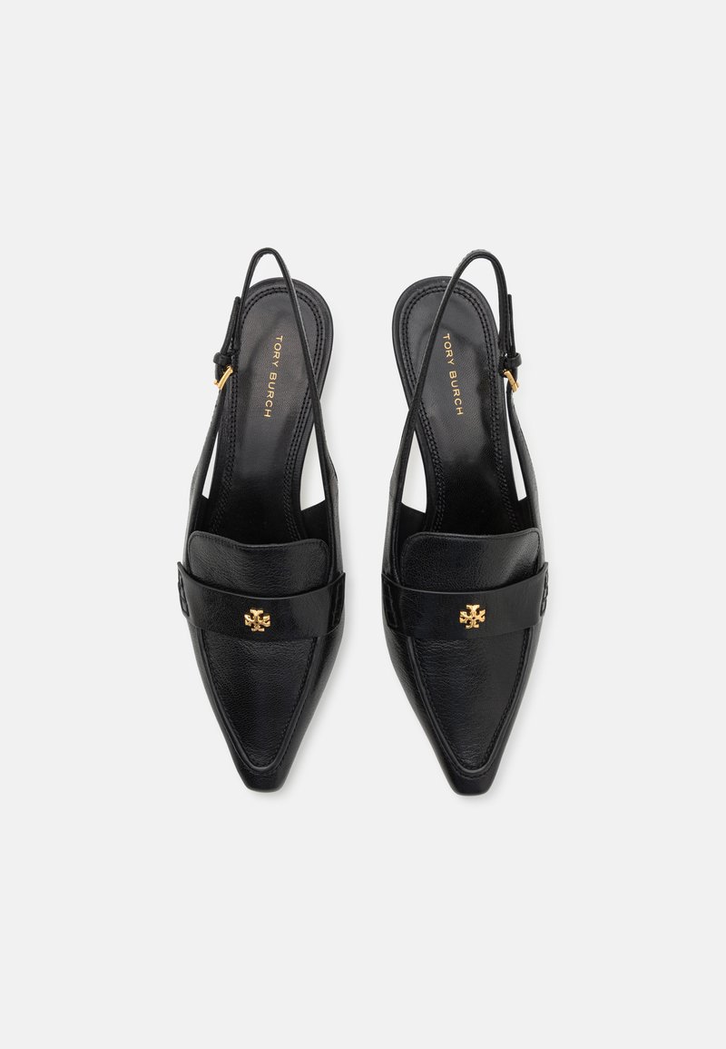 Chaussures slingback en cuir noir avec un bout pointu et une large bride ornée d'un détail logo doré. Texture lisse avec un design raffiné.
