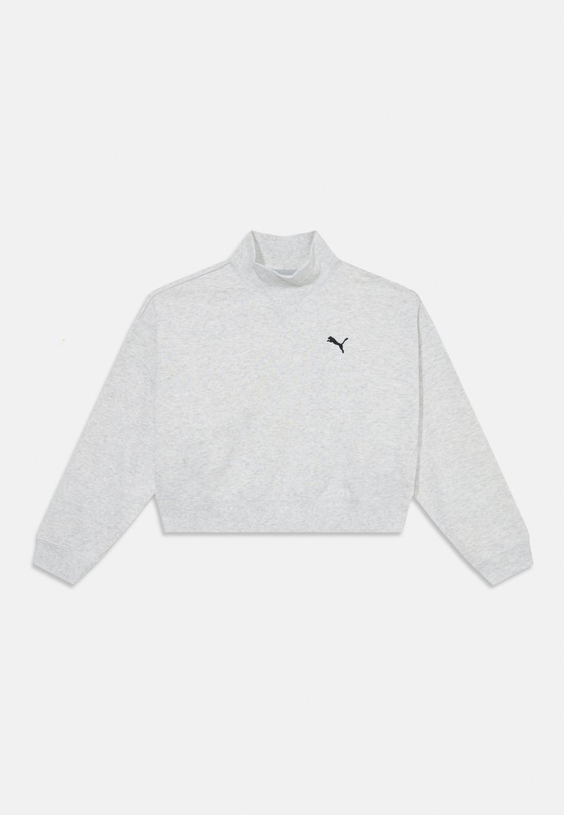 Svetlosivý skrátený sveter s vysokým golierom a čiernym logom. Má dlhé rukávy a hladkú textúru zmiešanú s bavlnou.