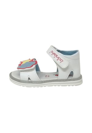 Sandalo bianco per bambini con cinturini in velcro, decorazione a nuvola blu e gialla sul davanti e logo sul cinturino alla caviglia su sfondo bianco.