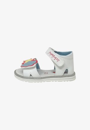 Sandalo bianco per bambini con cinturini in velcro, decorazione a nuvola blu e gialla sul davanti e logo sul cinturino alla caviglia su sfondo bianco.