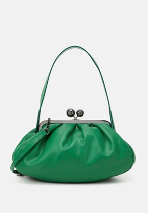 Sac à main en cuir souple vert avec une monture métallique et un fermoir boule, doté d'une poignée courte et d'une sangle supplémentaire détachable.