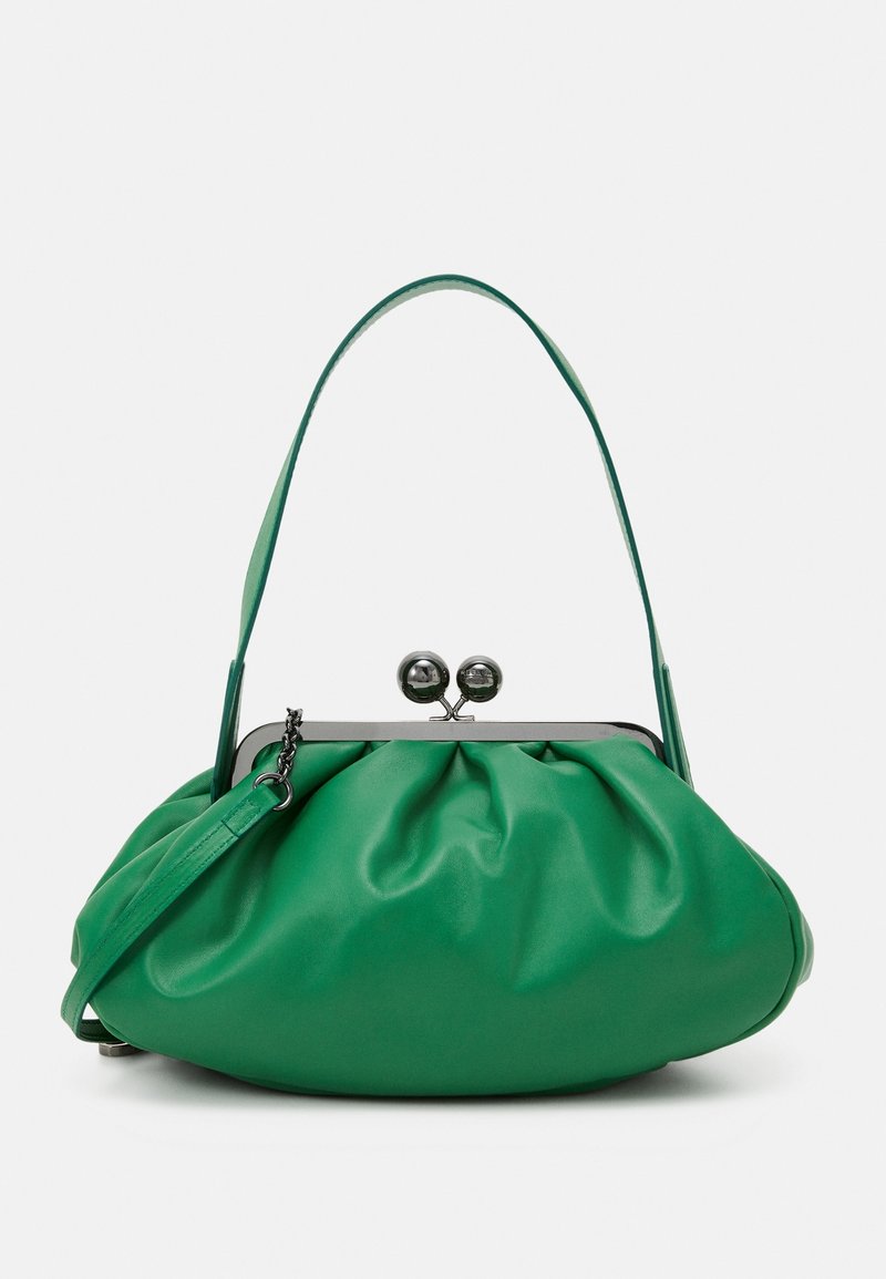 Sac à main en cuir souple vert avec une monture métallique et un fermoir boule, doté d'une poignée courte et d'une sangle supplémentaire détachable.