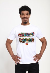 Bílé bavlněné tričko s barevným grafickým potiskem různých postav z Marvel komiksů uspořádaných ve dvou vodorovných řadách.
