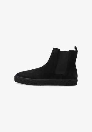 Schwarze Wildleder-Ankle Boots mit elastischen Seitenpaneelen und einer strukturierten schwarzen Gummisohle. Mit einer Zuglasche an der Rückseite für ein einfaches An- und Ausziehen.