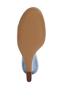 Sole di scarpa con tacco alto in denim, con un fondo in gomma marrone liscio e una forma affusolata, dotata di un tacco piccolo e senza motivi visibili.