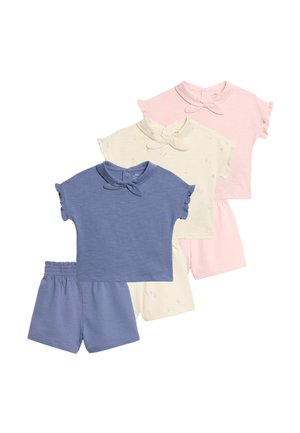 Tre sæt børnetøj med korte ærmer, der har sløjfe-kraver og matchende elastiske taljeshorts i blå, creme med stjerner og lyserød.