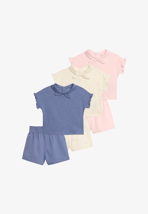 Tre set di abiti per bambini con magliette a maniche corte con colli a fiocco e pantaloncini elastici abbinati in blu, crema con stelle e rosa.