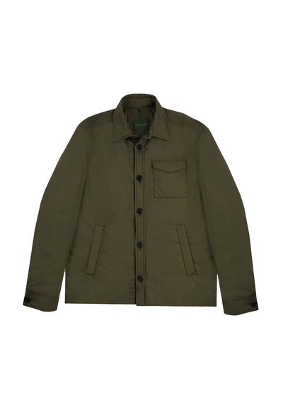 Giacca verde oliva realizzata in tessuto leggero, con colletto a punta, chiusura frontale con bottoni, due tasche laterali e una tasca sul petto.