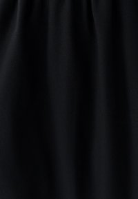 Črna tkanina z gladko teksturo in zmernim sijajem, opremljena z nabranimi gubami za obliko. Primerna za uporabo v različnih vrstah oblačil.