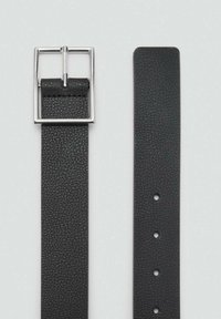 Curea din piele neagră cu o cataramă din metal argintiu, având o suprafață texturată, mai multe găuri pentru ajustare și un design cu capăt plat.