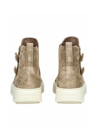 Stivali alla caviglia in suede beige con un finish testurizzato, caratterizzati da due fibbie decorative in metallo e una suola in gomma bianca con brandizzazione in rilievo.