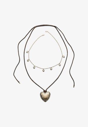 Strieborný náhrdelník s piatimi malými srdiečkovými príveskami a veľkým srdcovým pendantom, umiestnený na hnedom koženom šnúrke.