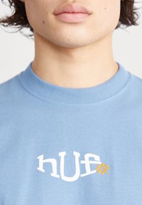 HUF JAZZY GROOVES TEE - Triko s potiskem - slate blue