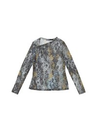 Langarm vrouwen top met asymmetrische halslijn, voorzien van een meerkleurig slangenhuidpatroon in grijze, beige en lichtblauwe tinten.