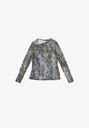 Langarm vrouwen top met asymmetrische halslijn, voorzien van een meerkleurig slangenhuidpatroon in grijze, beige en lichtblauwe tinten.