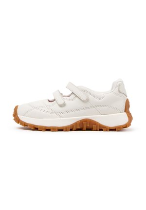 Witte sneaker met twee klittenbandsluitingen, gedetailleerd stiksel en dikke bruine loopzool, zijaanzicht op witte achtergrond.