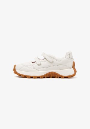 Hvid sneaker med to velcro-remme, detaljeret syning og tyk brun sål med mønster, vist fra siden på hvid baggrund.