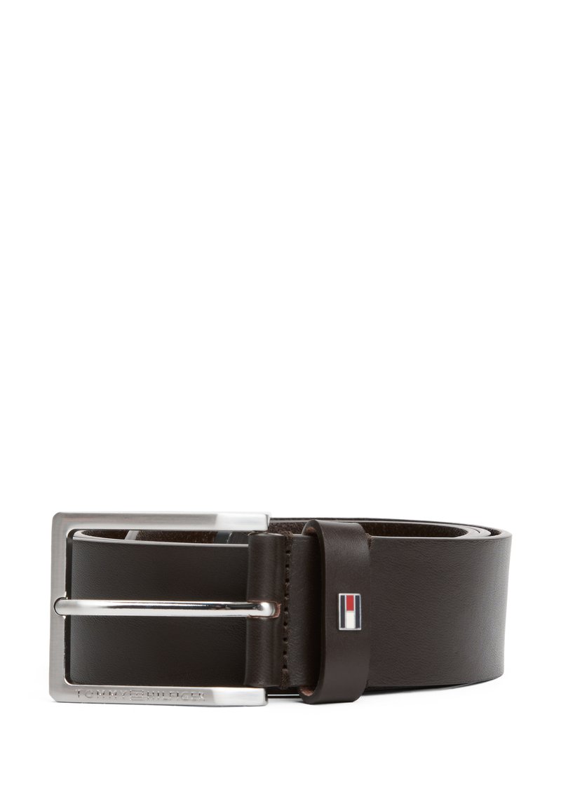 Ceinture en cuir brun avec une boucle rectangulaire en argent brillant. Présente un accent de marque et une texture lisse. Longueur ajustable.