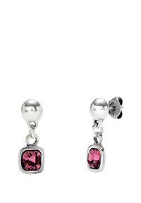 Pendientes de plata con parte superior de botón redondo y colgante rectangular de piedra preciosa rosa. Textura suave, diseño ligero y brillo sutil.