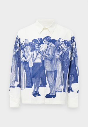 Camisa blanca de botones con un estampado de una escena de multitud de estilo vintage en azul, donde las personas socializan y sostienen bebidas.
