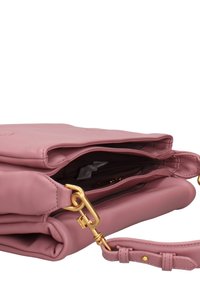 Borsa a tracolla rosa in pelle con un design elegante, dotata di accessori in oro, una finitura texturizzata e scomparti multipli per l'organizzazione.