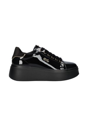 Zapatillas de cuero sintético negro con suela gruesa negra, que cuentan con ojetes dorados, un cuello acolchado y un acabado suave y brillante.