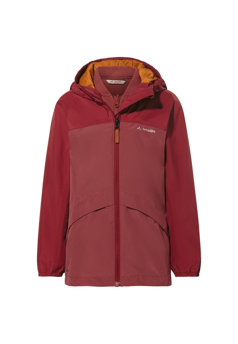 Veste imperméable rouge avec une doublure orange contrastante, fermeture éclair à l'avant et deux grandes poches avant ; elle dispose de poignets élastiques et d'une capuche.
