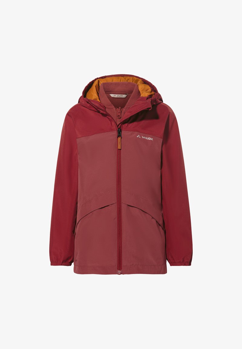 Veste imperméable rouge avec une doublure orange contrastante, fermeture éclair à l'avant et deux grandes poches avant ; elle dispose de poignets élastiques et d'une capuche.