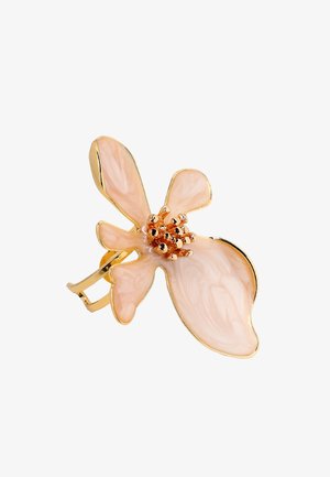 Goldfarbener Haarklammer in Form einer zarten Blume mit fünf blassrosa emaillierten Blütenblättern und strukturierten goldenen Staubgefäßen.