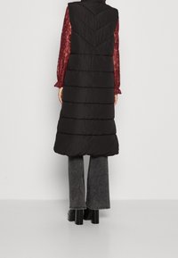 Noisy May Vesta - black