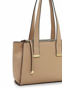 Beige leren schoudertas met zwarte accenten, rechthoekige vorm, dubbele handvatten, goudkleurige hardware, gestructureerd oppervlak en ritssluiting.