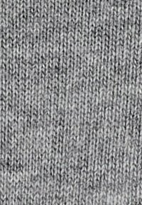 Gros plan sur un tissu en tricot gris avec une texture côtelée verticale, montrant les détails fins des fils et des points.