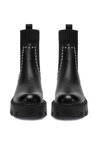 Czarne skórzane botki za kostkę z żebrowanym panelem z tkaniny, srebrnymi ćwiekami wzdłuż boku, grubą czarną podeszwą oraz uchwytem ułatwiającym zakładanie.