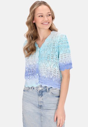 Lichte, korte mouwen cardigan in verloop tinten van blauw en paars. Bevat kantpatroon en gegolfde zoom met knoopsluiting.
