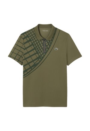 Olivgrön polotröja med en fjärdedel dragkedja, med ett rutmönster på ena sidan och en liten broderad logotyp på bröstet. Mjuk tyg.