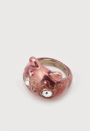 Rožinės blizgučių žiedas su meškiuko formos viršumi, papuoštu dviem skaidriais brangakmenių akcentais. Lygus paviršius su suapvalintais kraštais.