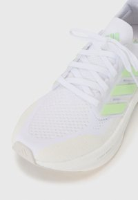 adidas Performance ULTRABOOST 5 - Løbesko til landevejen - white/semi green spark/grey one