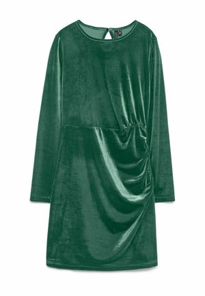 Zelena baršunasta haljina s dugim rukavima, okruglim izrezom i otvorom u obliku ključa na leđima. Sadrži naborane bočne detalje za dodatnu teksturu.