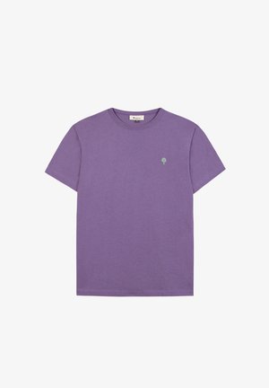 Paarse T-shirt met korte mouwen en ronde hals, voorzien van een klein groen boomlogo op de linkerborst en subtiele meerkleurige spikkels in de stof.