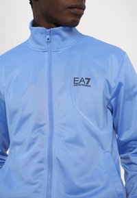 EA7 Emporio Armani TRAIN CORE SUIT - Melegítő - light blu/grey