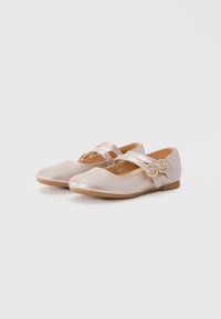Ballettschuhe aus metallic leichtbeigem Leder, mit flacher Sohle, zwei verstellbaren Riemen und einem dekorativen Strassakzent.