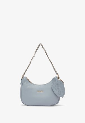 Bolso bandolera de cuero azul claro con correa de cadena dorada, textura lisa y un adorno desmontable con diseño en forma de corazón.